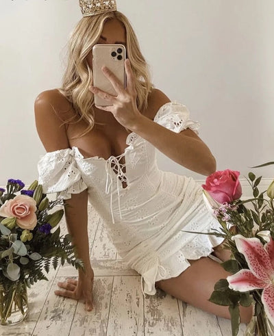 Amee | Kjole med flæser og blonder