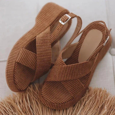 Amelia - Komfortable sandaler med en struktureret krydsrem