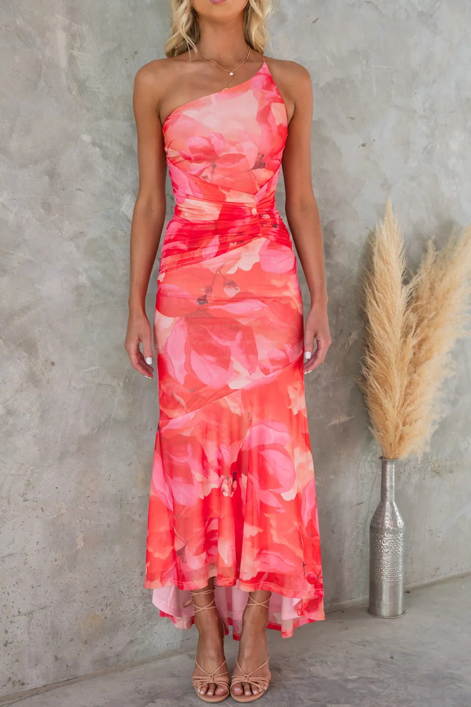 Asymmetrisk Kjole med One-Shoulder | Draperet Talje | Elegance & Raffinement